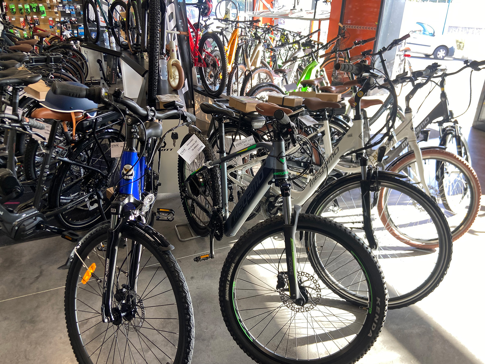 L tape du Coureur Sport shops Equipment in La Ch taigneraie