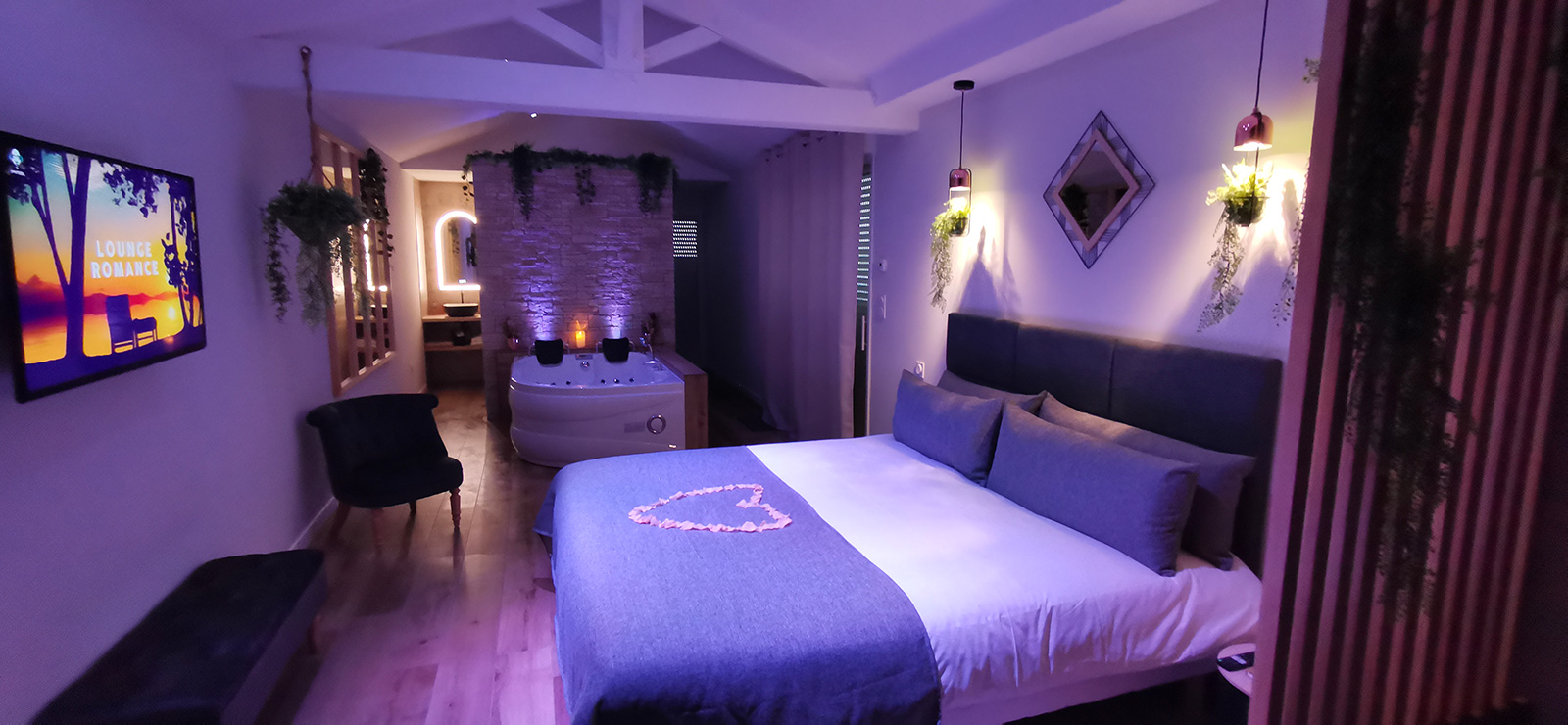 L'Essentiel-Love 85 - Découvrez cette suite romantique avec jacuzzi privatif en Vendée