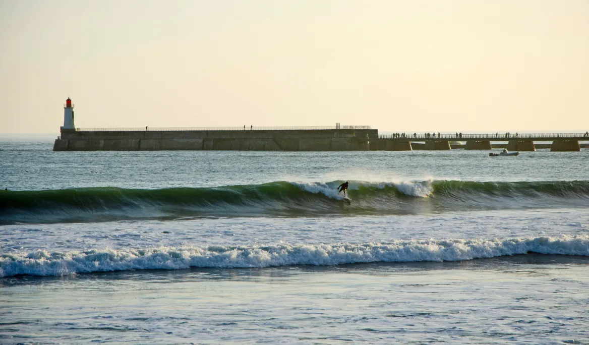 Faire du surf aux sables d'olonne Photo Pictures News / Adobestock