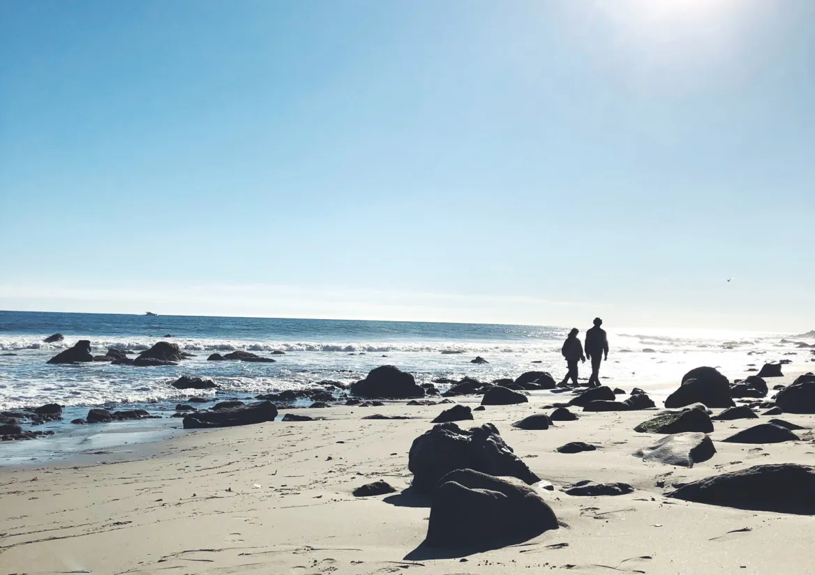 Romantic stroll on the beach. Photo: wei-cheng-wu-unsplash