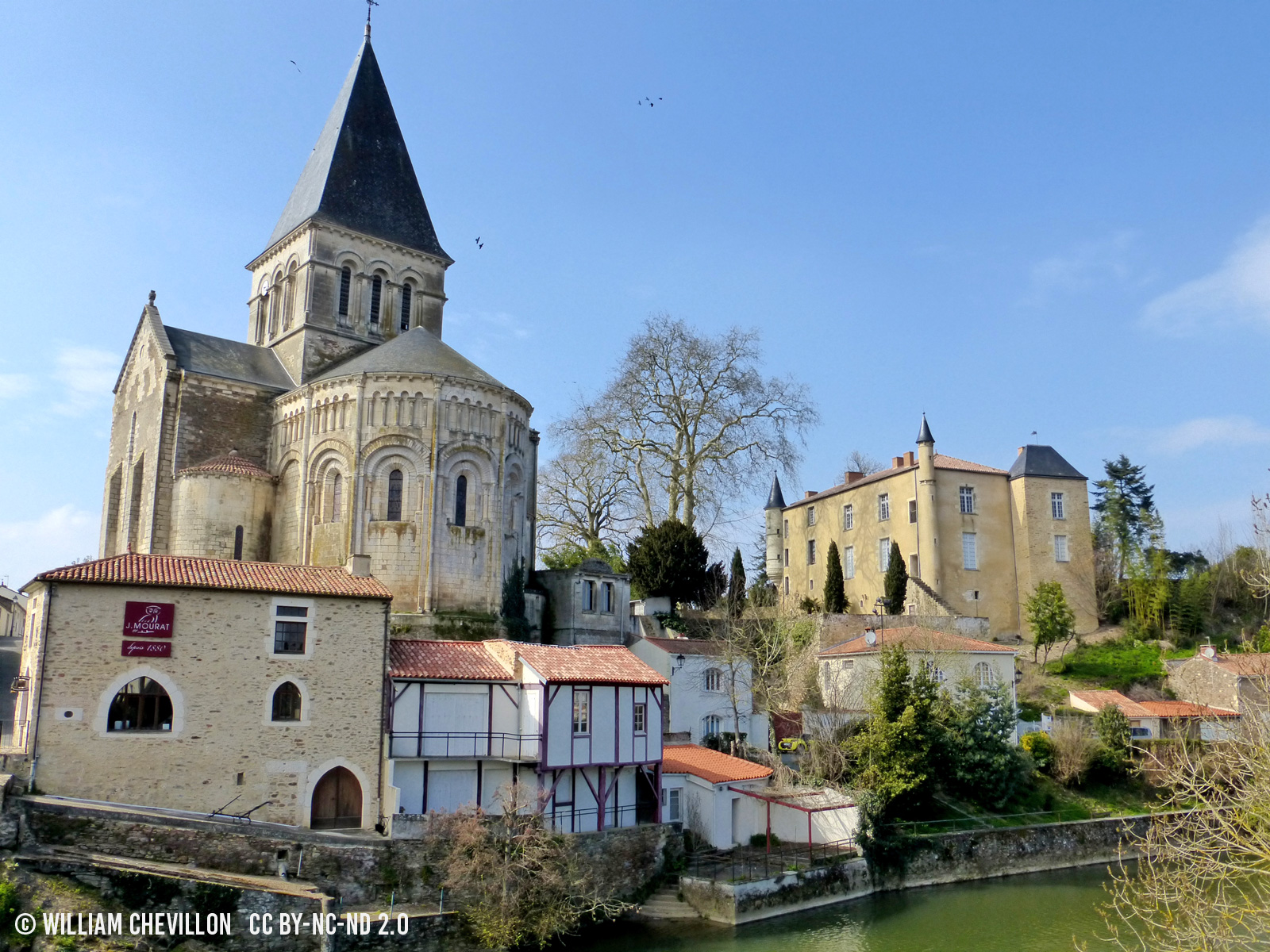 Chateau et église de Mareuil sur Lay